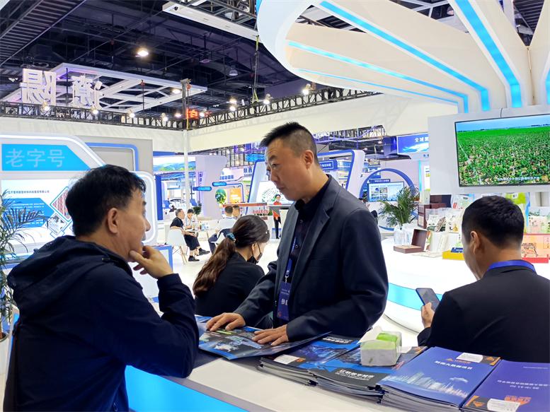 企業(yè)以及媒體到遼聯信息展區(qū)洽談2.jpg 企業(yè)以及媒體到遼聯信息展區(qū)洽談2.jpg