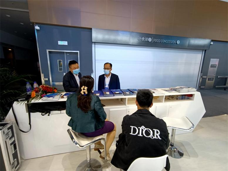 企業(yè)以及媒體到遼聯信息展區(qū)洽談.jpg 企業(yè)以及媒體到遼聯信息展區(qū)洽談.jpg